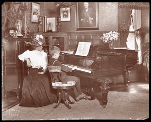 Theodore Edison en zijn muziekleraar aan de piano, 1907